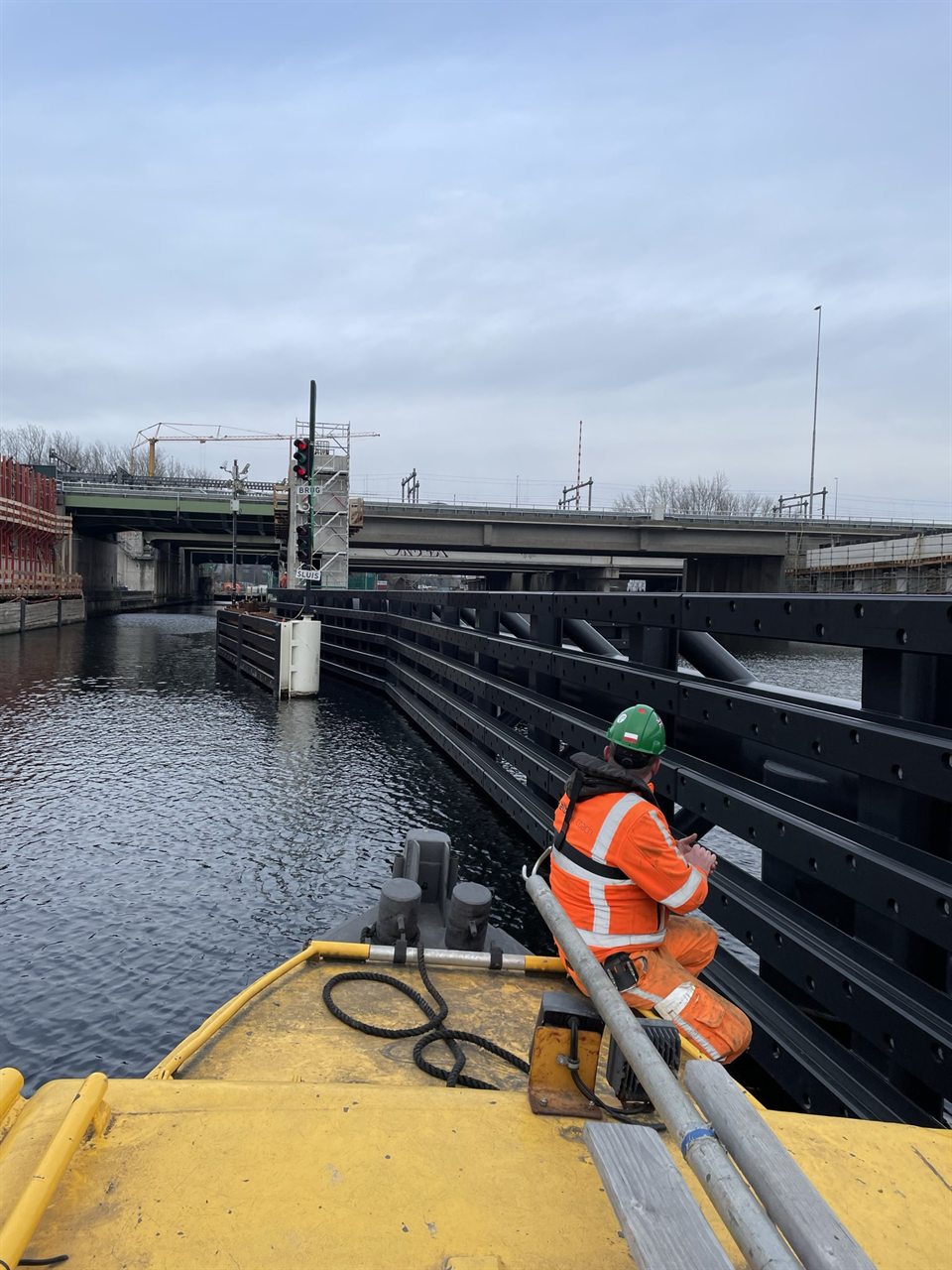 Nieuwe Meer Schutsluis met sluisdeur, bruggen en werkzaamheden vanaf het water gezien