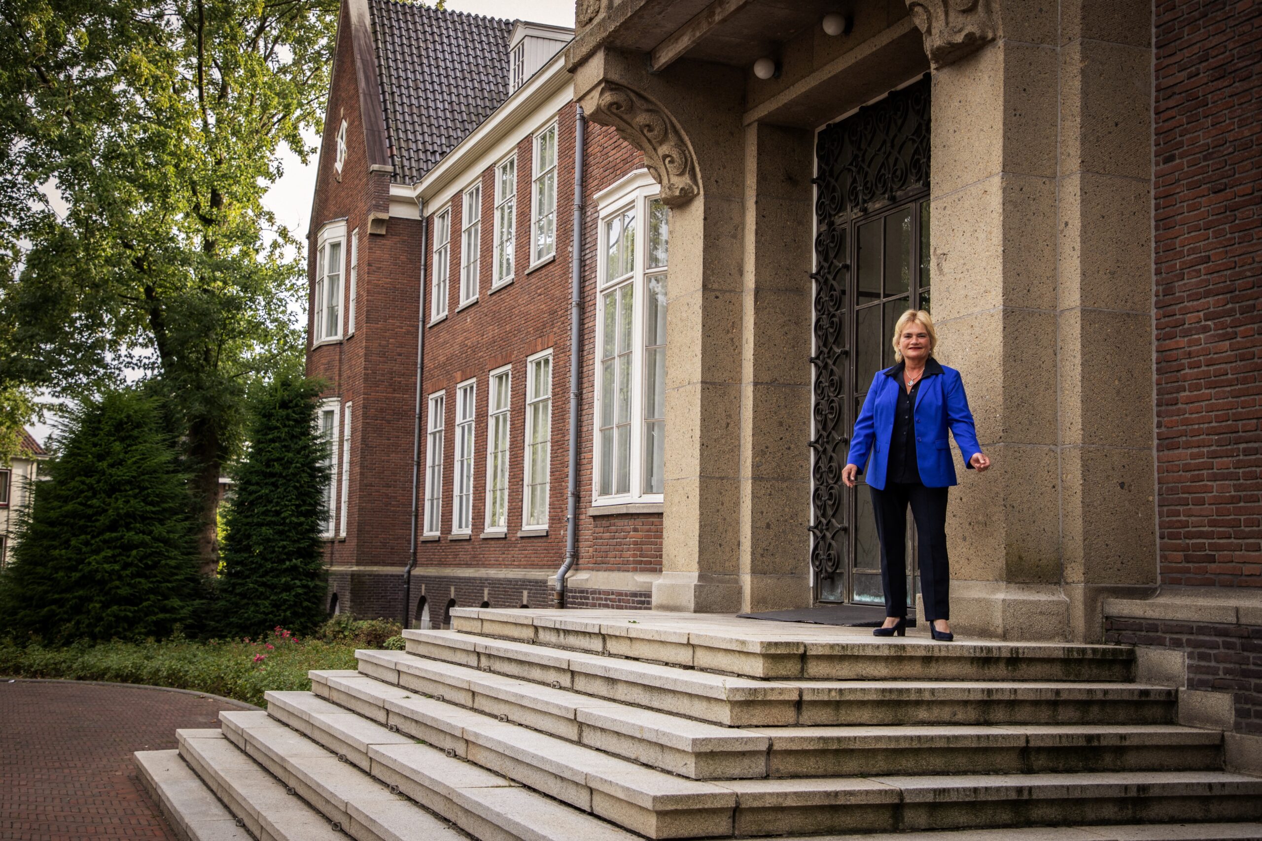 Carina Canoy bij de entree van het voormalige raadhuis van Alphen aan den Rijn
